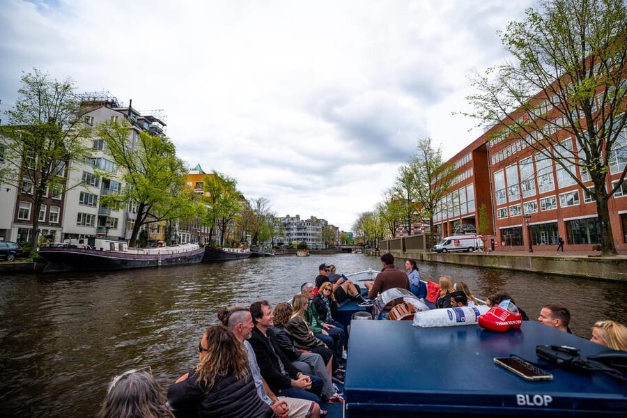 Amsterdam:Old City Canal Cruise with Live Guide and Open Bar - Open Boat Setup: How It Changes Your Views and Your Photos
