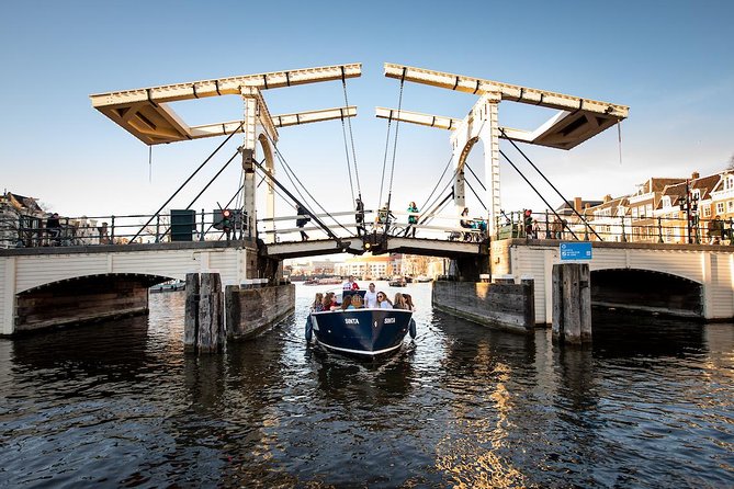 Amsterdam Open Boat Cruise in Old City Center with Live Guide - What the live English guide helps you notice during the hour