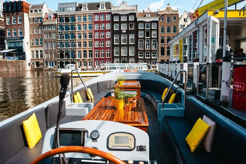Amsterdam: Open Boat Tour of Canals with Expert Local Guide - The Guide Factor: What You’ll Notice From Their Style