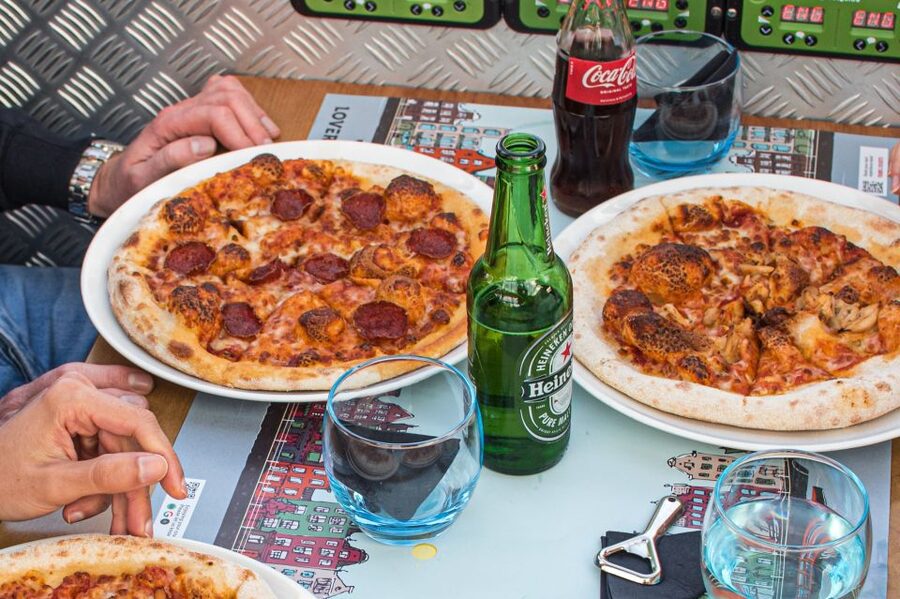 Amsterdam: Pizza Cruise with New York Pizza & Drinks - Who should book this pizza canal cruise