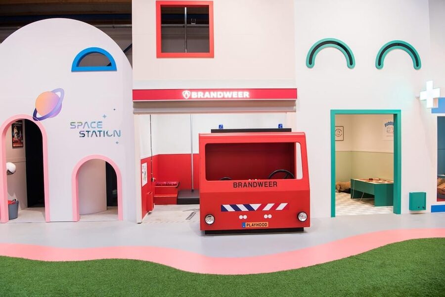 Amsterdam: Playhood Entry Ticket - Timing Matters: 1h45 in a Shoe-Free World