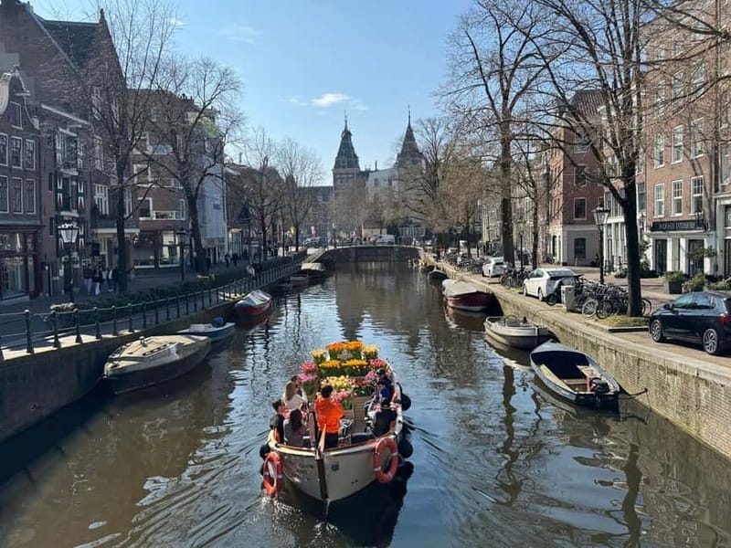 Amsterdam: Premium Tulip Boat Canal Tour - Boarding and First Impressions at the Dock