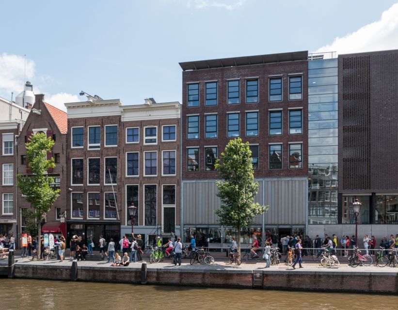 Amsterdam: Private Anne Frank and Jewish Quarter Tour - Nieuwmarkt and Lastage: learning the neighborhood before the memorials