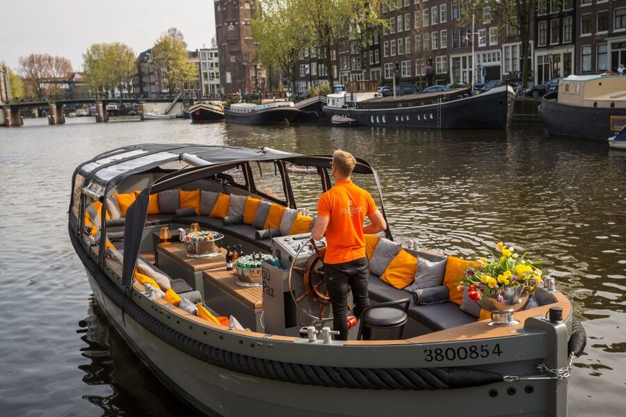 Amsterdam: Private BBQ Cruise with Personal Chef & Drinks - Your Chef, Your BBQ, and the Unusual Comfort of Eating Afloat