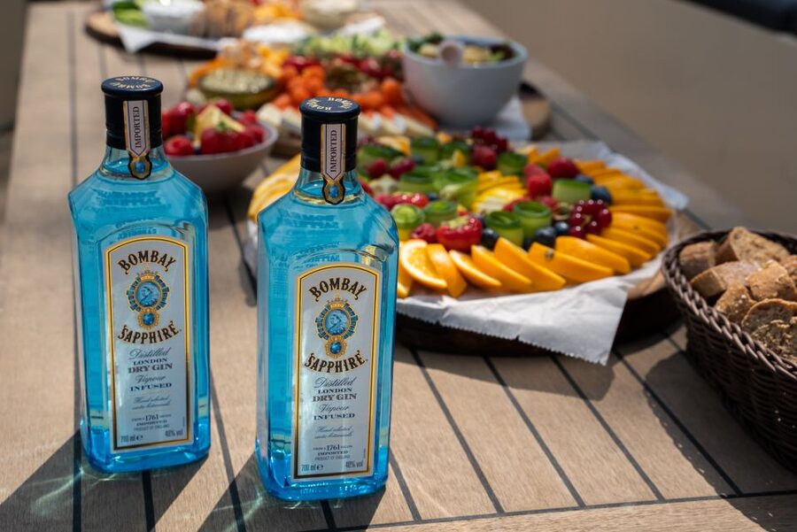 Amsterdam: Private Canal Booze Cruise with Unlimited Drinks - Best times and who this cruise suits