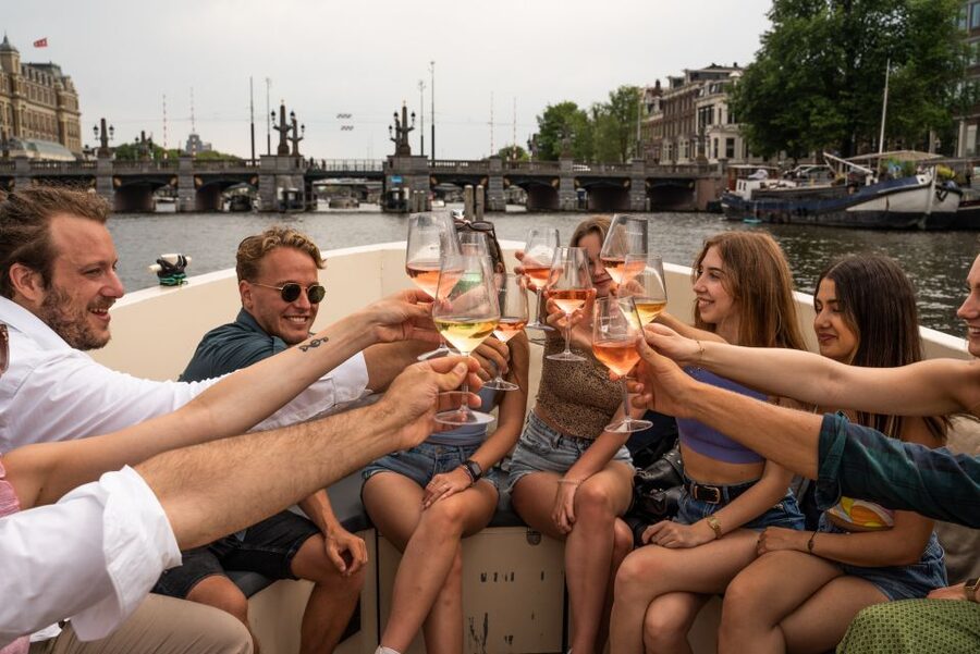 Amsterdam: Private Canal Booze Cruise with Unlimited Drinks - Practical tips to make your hour go smoothly