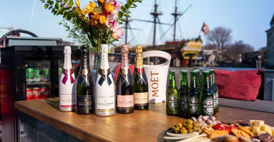 Amsterdam: Private Canal Cruise with Drinks and Snacks - Meeting the boat behind the Apple Store (and why that matters)