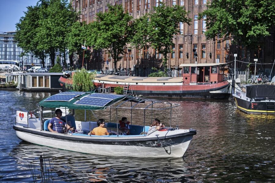 Amsterdam: Private Canal Tour - Skipper stories in English, German, or Dutch, and why that matters
