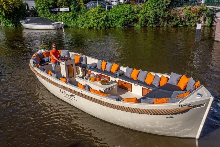 Amsterdam: Private Cruise with Drinks & Pizza or Burger - What the 90-minute cruise feels like hour by hour
