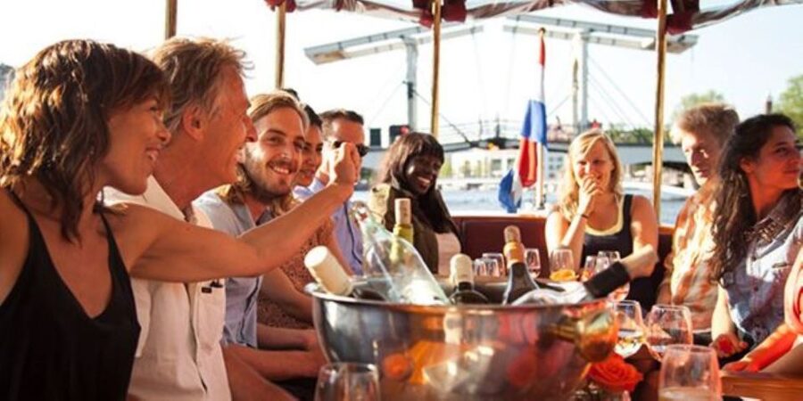 Amsterdam: Private Luxury Cruise with Pizza and Drinks - Private Amsterdam Pizza Cruise: why this 1.5 hours works