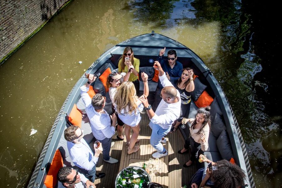 Amsterdam: Private Prosecco Canal Cruise Tour - Meeting at Oosterdokskade 8, right by Sea Palace