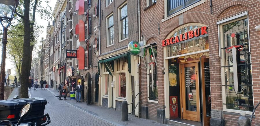 Amsterdam: Private Red Light District Tour in Spanish - Zeedijk Street and Chinatown: A Softer Landing into the District