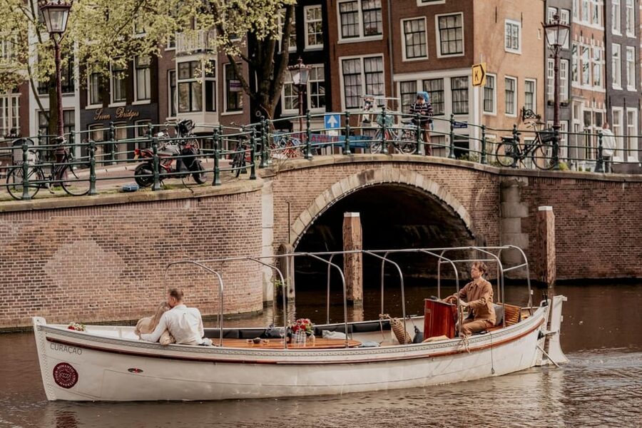 Amsterdam: Private Romantic Evening Boat Tour with Prosecco - The night route: from Grachtengordel canals to Magere Brug and back