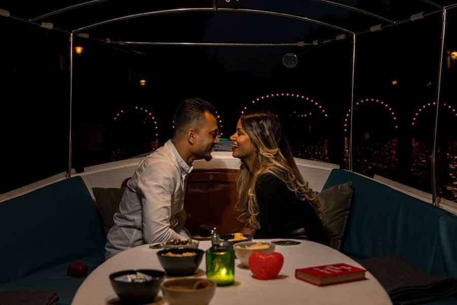 Amsterdam: Private Romantic Evening Boat Tour with Prosecco - Meeting at Keizersgracht 401, and finding the right boat fast