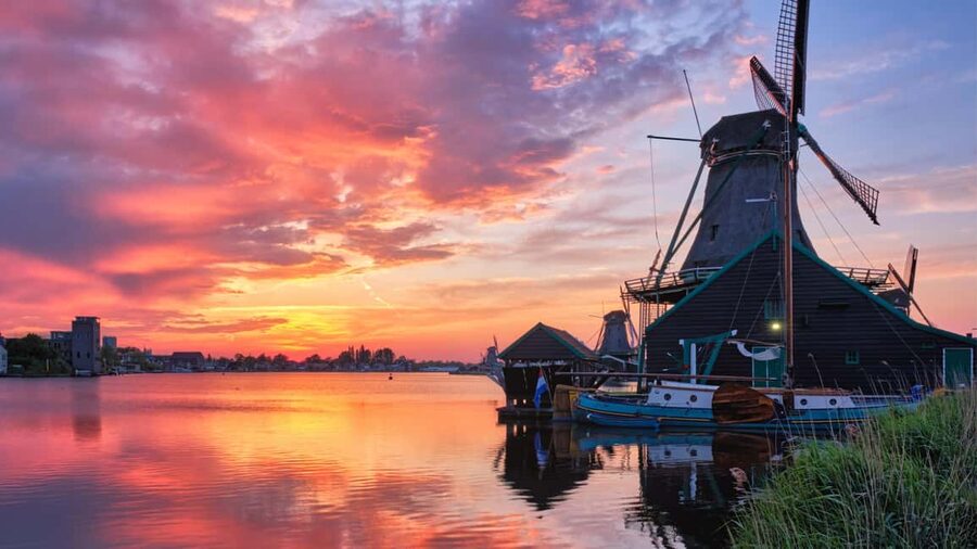 Amsterdam: Private Tour Giethoorn, Zaanse Schans Local Guide - Wooden clogs and clog workshops: the silly part you will remember