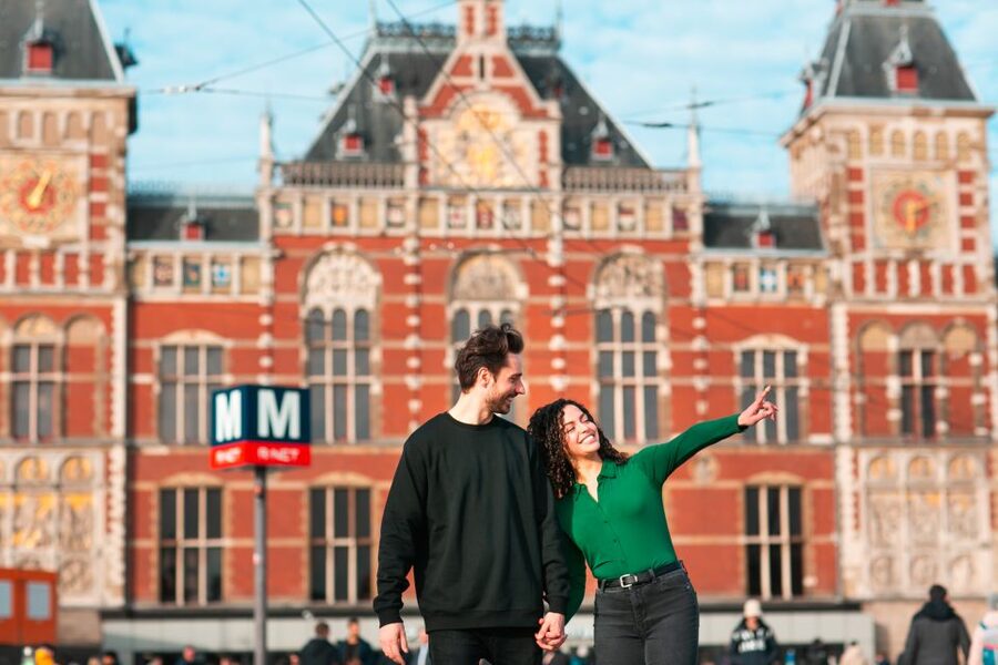 Amsterdam: Professional photoshoot at Centraal Station - Editing and delivery: getting your photos fast