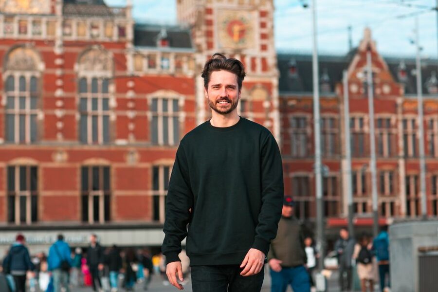 Amsterdam: Professional photoshoot at Centraal Station - Who this photoshoot is best for