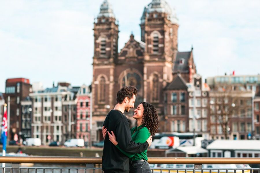 Amsterdam: Professional photoshoot at Centraal Station - Quick decision guide: should you book it?