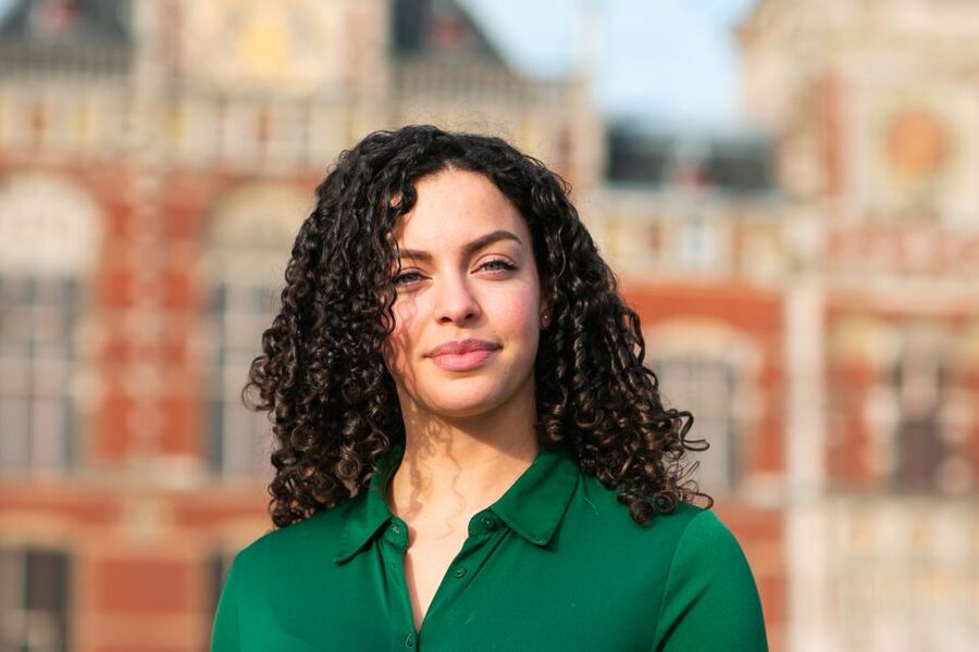 Amsterdam: Professional photoshoot at Centraal Station - Price and value for up to 8 people