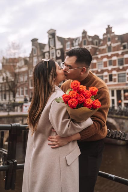 Amsterdam: Professional Photoshoot at the Canals - Weather backup: clear umbrellas and possible indoor locations