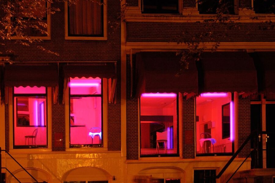 Amsterdam: Red Light District 1-hour Smartphone Audio Tour - Your Dam Square starting line, and what the route is really about