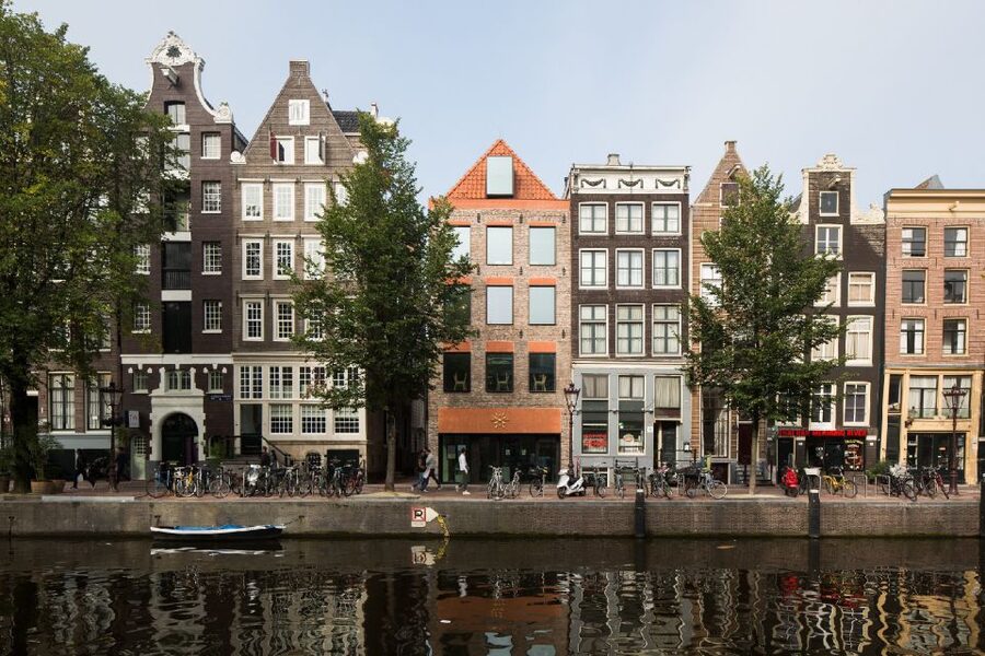Amsterdam: Red Light District 1-hour Smartphone Audio Tour - Stop by stop: the landmarks that do the heavy lifting