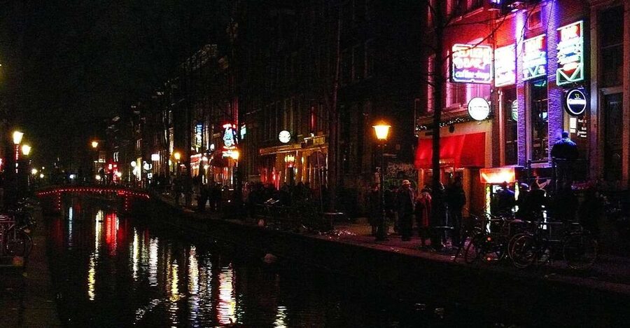 Amsterdam: Red Light District and Coffeeshop tour - Chinatown on Zeedijk Street: A Different Amsterdam Vibe