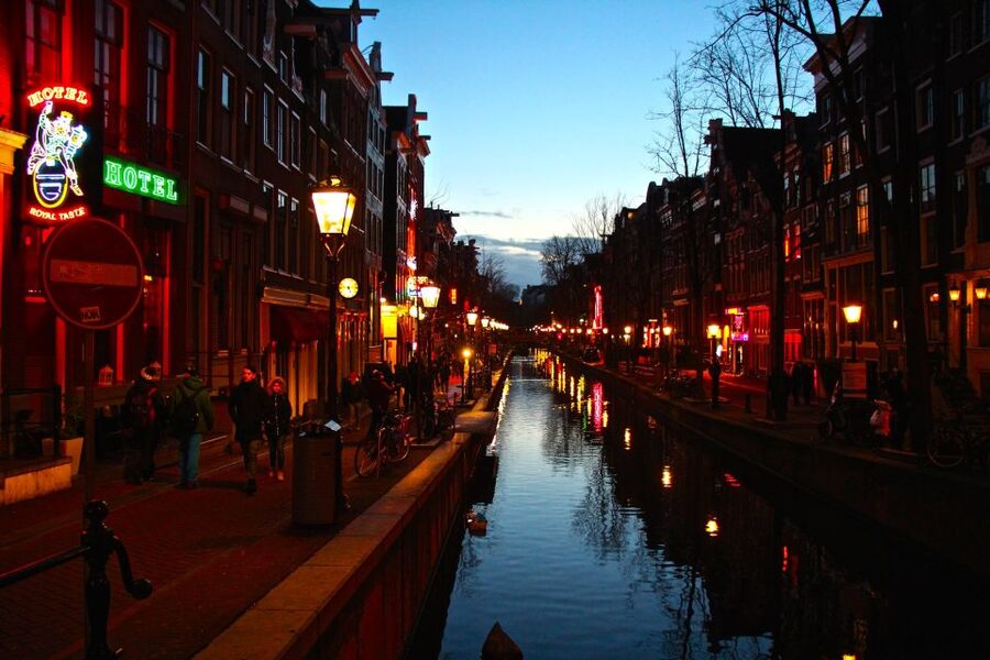 Amsterdam: Red Light District and Coffeeshop tour - What the 2-Hour Format Feels Like for Your Time