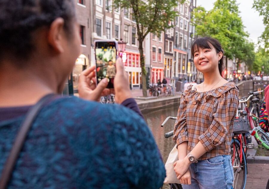 Amsterdam: Red Light District & City Tour German or English - Canal-belt sights and quick architecture cues you can use later