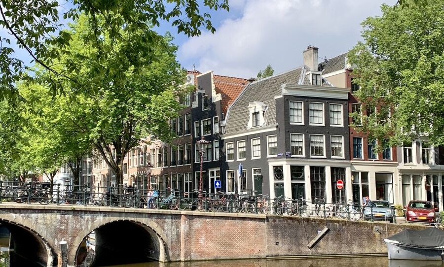 Amsterdam: Red Light District & City Tour German or English - Dancing with the details, what makes the route feel guided not generic