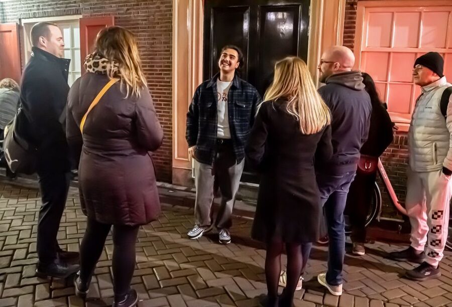 Amsterdam: Red Light District Exclusive Night Tour - Why a Red Light District tour works best at night
