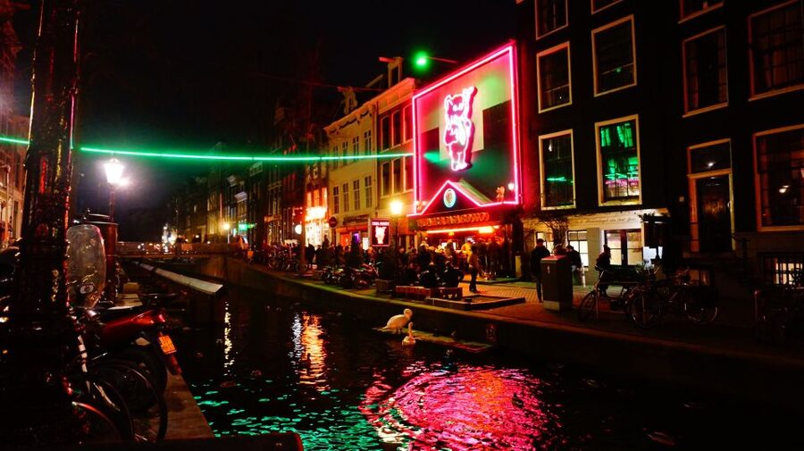 Amsterdam: Red Light District Exclusive Night Tour - Oude Kerk and Amsterdam’s oldest-feeling streets