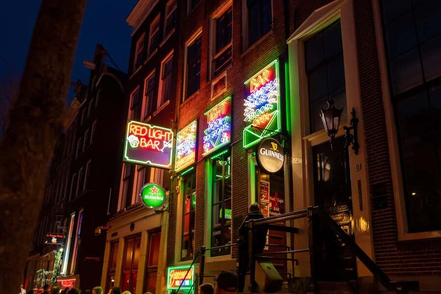 Amsterdam: Red Light District Tour in German/English/Italian - The vibe: smart, pointed, and built for walking