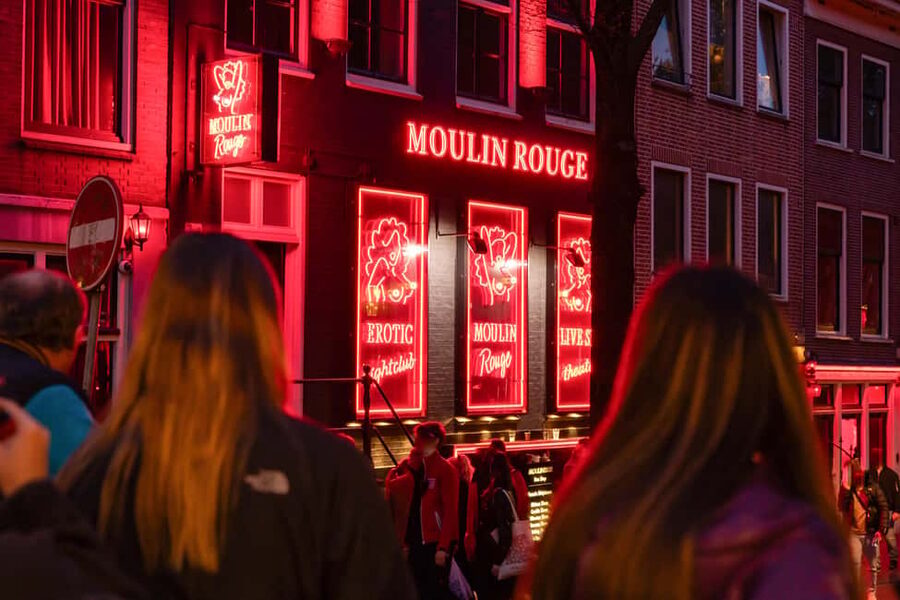 Amsterdam: Red Light District Tour in German/English/Italian - Meeting at Dam Square, then heading into the story