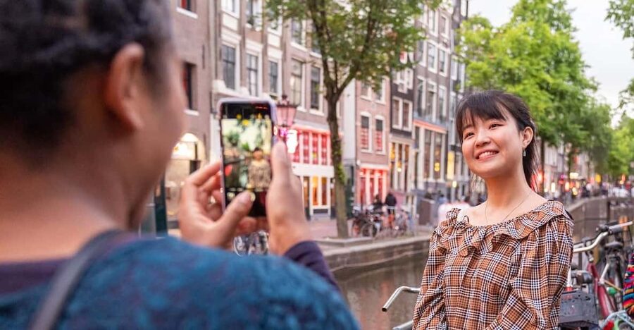 Amsterdam: Red Light Tour Exclusive + Peep Show - Entering Amsterdam’s Red Light District, without the chaos