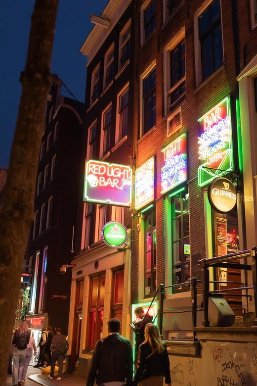 Amsterdam: Red Light Tour Exclusive + Peep Show - Choosing German or English, and how to get it right