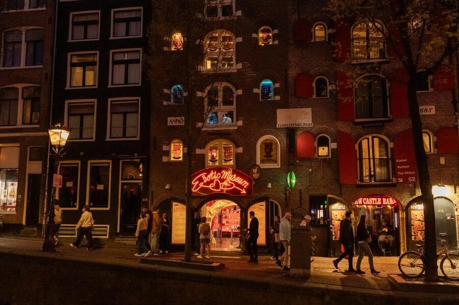 Amsterdam: Red Light Tour Exclusive + Peep Show - Dancing Houses and the Bronzed plaque moment