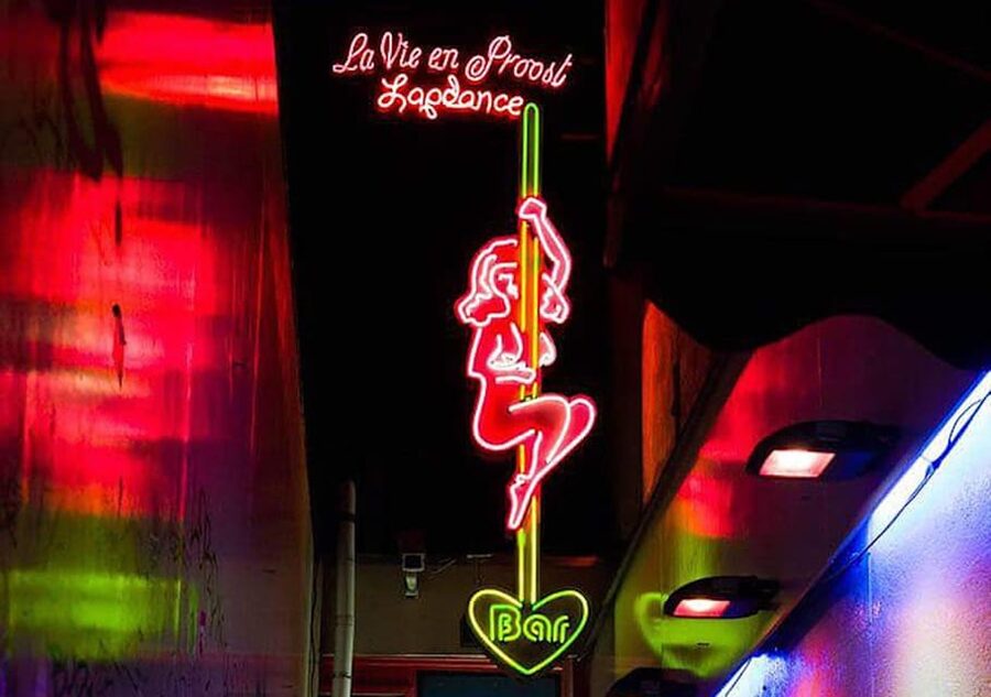 Amsterdam: Red Light Tour Exclusive + Peep Show - The Bulldog stop and the coffeeshop storyline