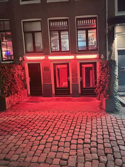 Amsterdam: Red light tour in German/English for groups of 4 people or more - Meeting Sandro near Amsterdam Centraal, not at some random corner