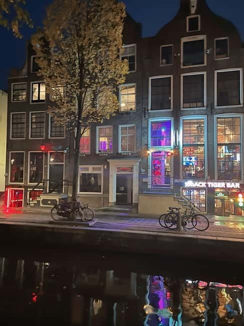 Amsterdam: Red light tour in German/English for groups of 4 people or more - Red light district highlights: main mile, alley windows, and selfie stops