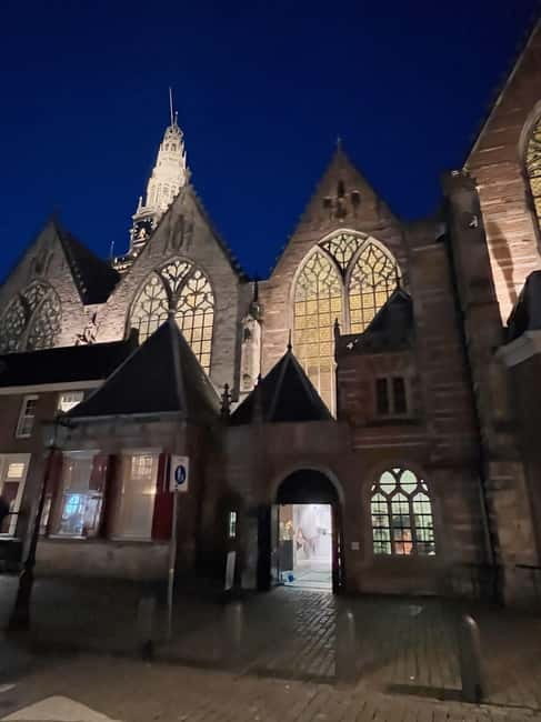 Amsterdam: Red light tour in German/English for groups of 4 people or more - What you learn beyond the street scenes