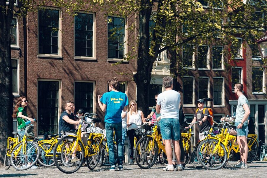 Amsterdam: Relaxed City Highlights Guided Bike Tour - Grachtengordel Canals: 17th-Century Houses and a Fun Spotting Mission