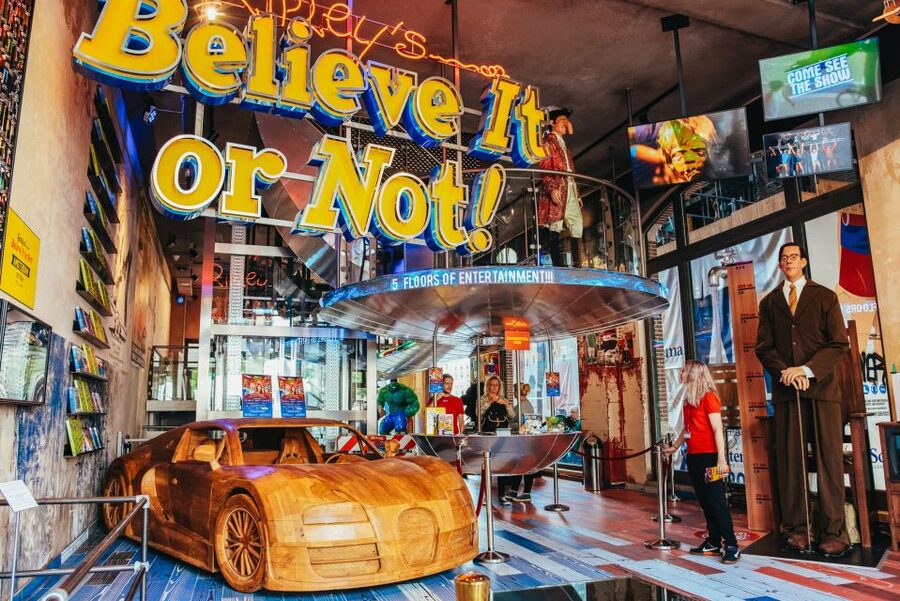 Amsterdam's Weirdest Museum: Believe It or Not! - The Top-Floor Dam Square View and the 500 m2 Lounge Break