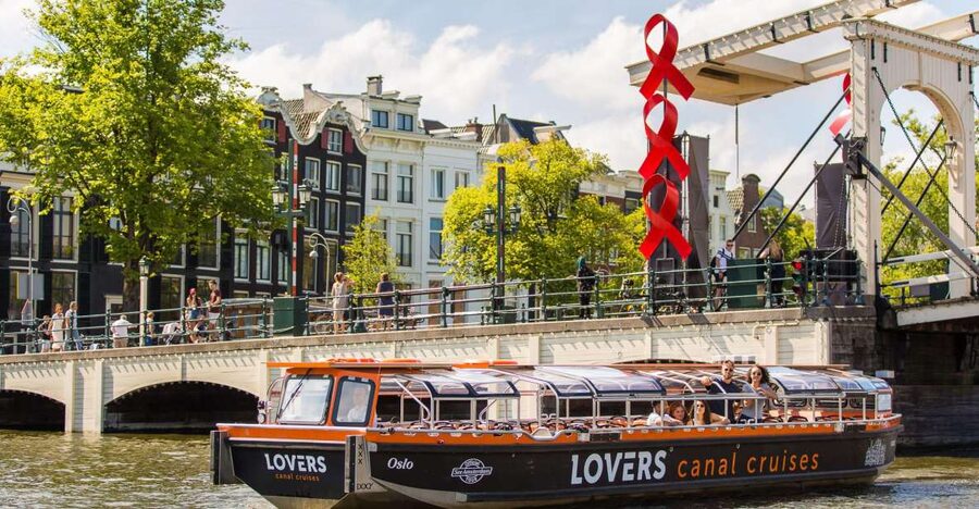 Amsterdam: Semi-Open Canal Boat Cruise - Audio guide in 19 languages, plus when you should pay attention to the captain