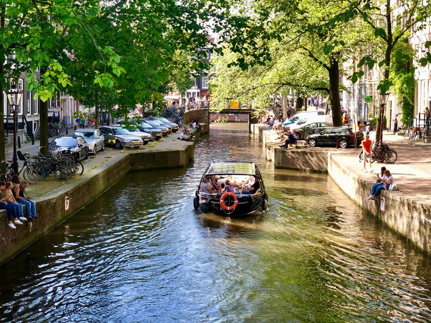 Amsterdam Small Group Canal Cruise inc Snacks/Drinks Winter - Your two-hour cruise rhythm: what happens on the water