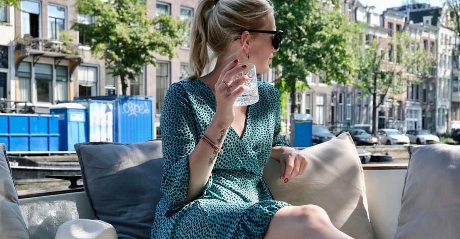 Amsterdam Small Group Canal Cruise inc Snacks/Drinks Winter - Small group size: why your photos and conversation feel better