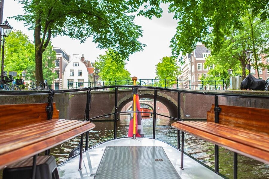 Amsterdam: Small-Group Canal Cruise incl. Drinks and Snacks - Should you book Sebi Boat Tours?