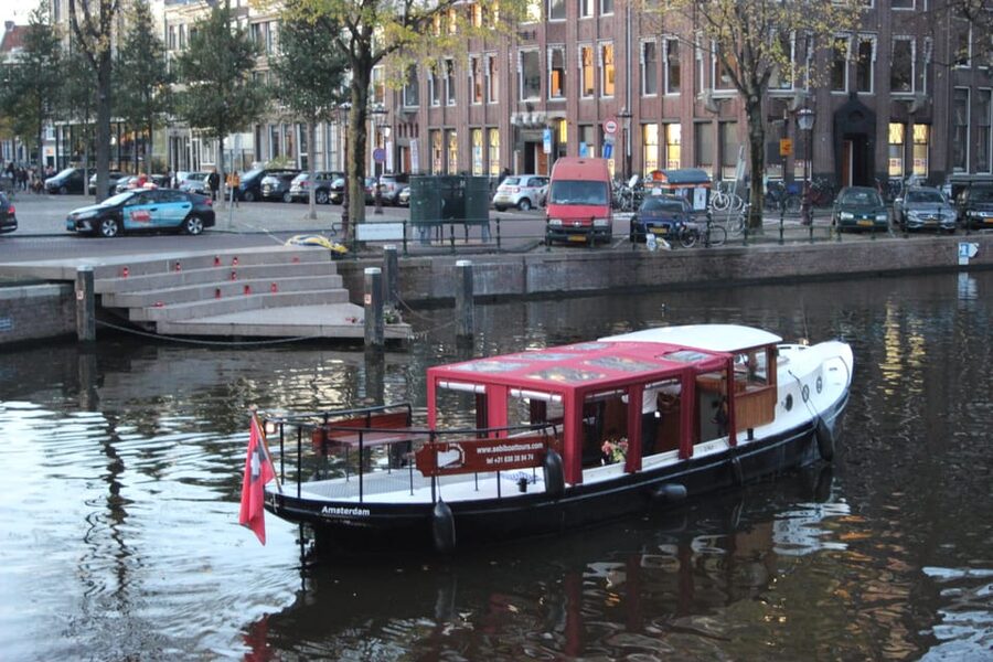 Amsterdam: Small-Group Canal Cruise incl. Drinks and Snacks - Meeting at Keizersgracht 196, and how to find your dock fast