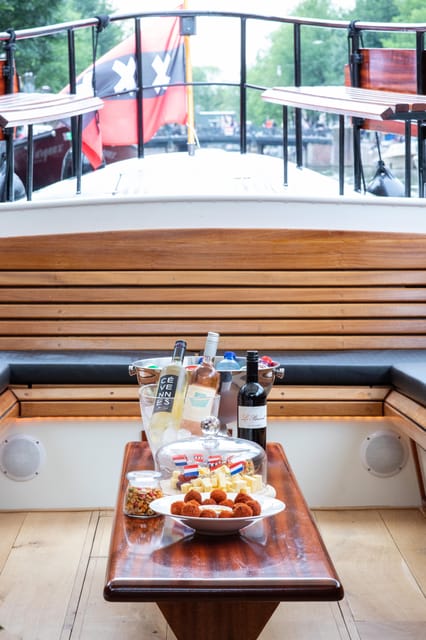 Amsterdam: Small-Group Canal Cruise incl. Drinks and Snacks - The big practical advantage, smaller boat access