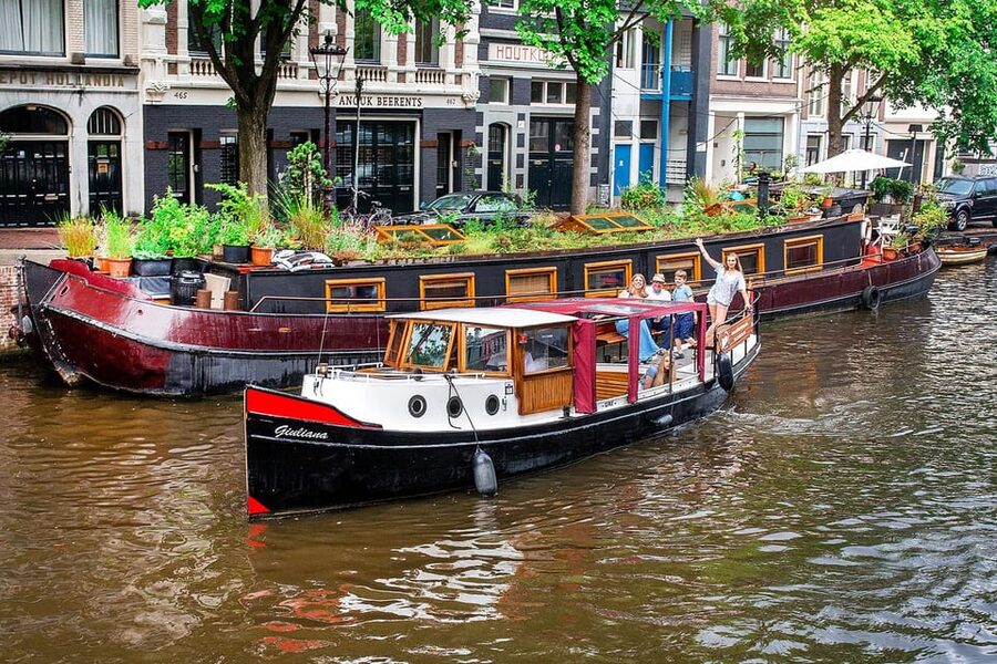 Amsterdam: Small-Group Canal Cruise incl. Drinks and Snacks - Who this tour suits best (and who might want something else)